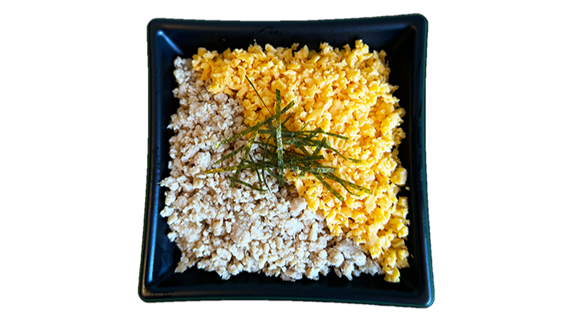 2色のそぼろ丼